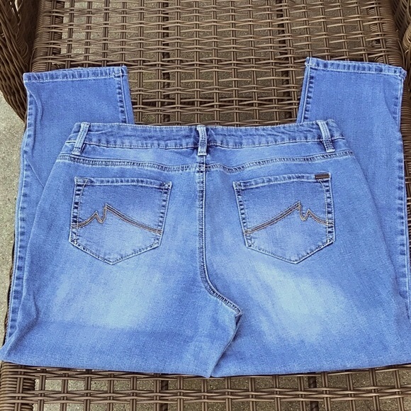Max Denim Cropped Jeans - Picture 3 of 9